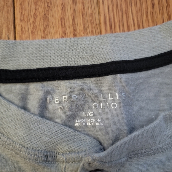 Perry Ellis Portfolio L/S - Picture 2 of 3